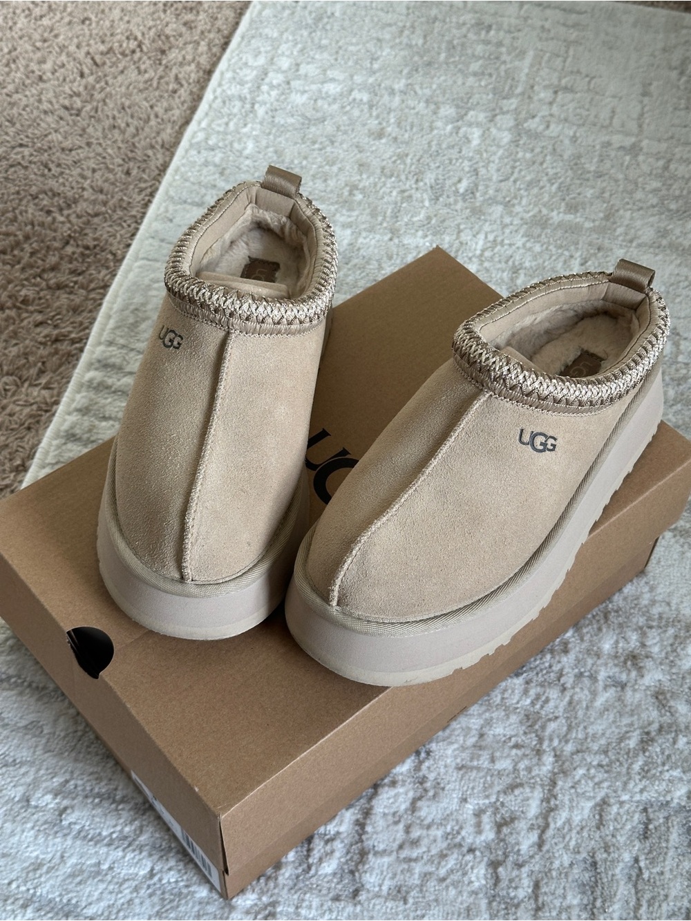Authentic UGG tazz platforms in mustard seed color women’s size 8